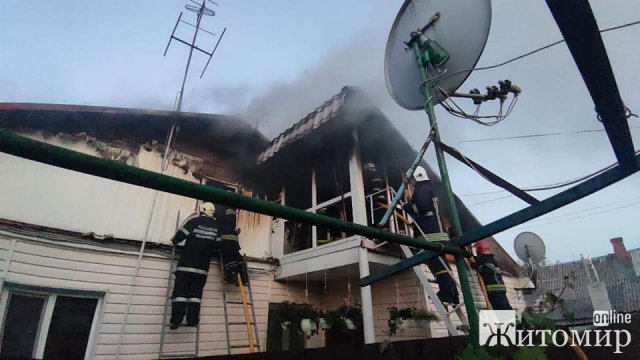 У Житомирі на Богунії горів будинок: вогонь знищив гараж, авто, речі домашнього вжитку ФОТО