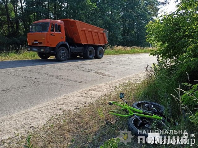 Біля Житомира під колеса КАМАЗа потрапив 23-річний велосипедист. ФОТО