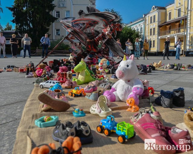 У Житомирі на Михайлівській вшанували пам’ять дітей, що стали жертвами війни. ФОТО