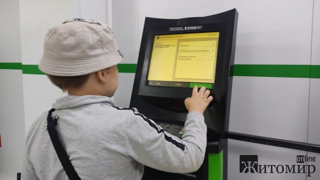 У Коростишеві 11-річний школяр продає букети лаванди, збираючи гроші для військових. ФОТО