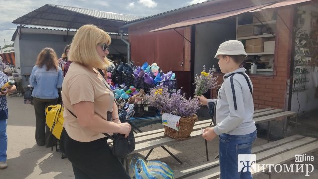 У Коростишеві 11-річний школяр продає букети лаванди, збираючи гроші для військових. ФОТО