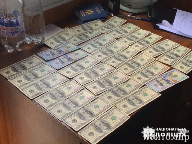 Житель Житомирщини хотів за три тисячі доларів виїхати за кордон, чоловіка затримали. ФОТО