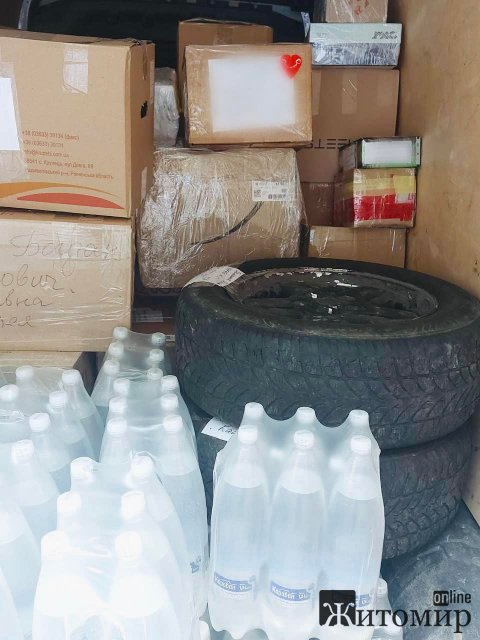 З Житомира на схід України знову вирушила вантажівка з передачами для захисників. ФОТО