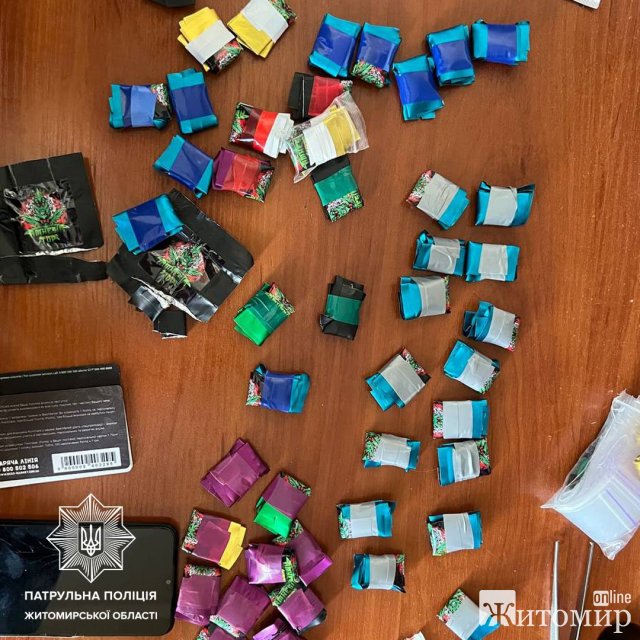 У Житомирі на проспекті Незалежності патрульні затримали «закладчика» з 50 згортками наркотиків. ФОТО