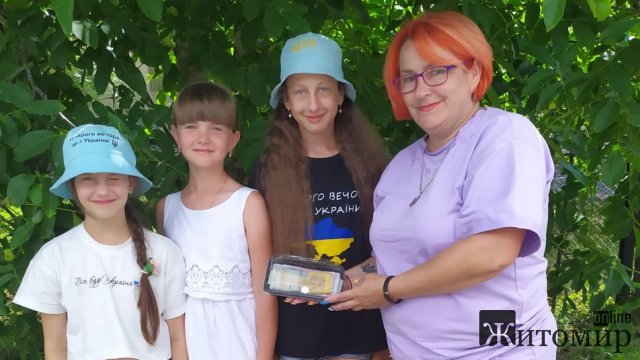 Троє школярок з Новограда-Волинського продають зроблені власноруч поробки – гроші віддають на ЗСУ