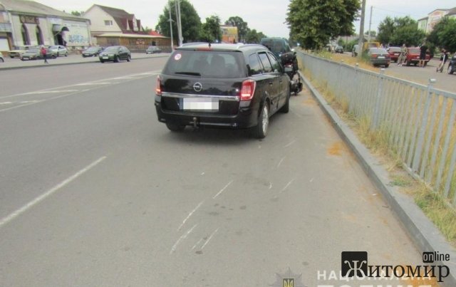 У Коростишеві Opel зіштовхнувся з мотоциклом, водій двоколісника отримав травми. ФОТО