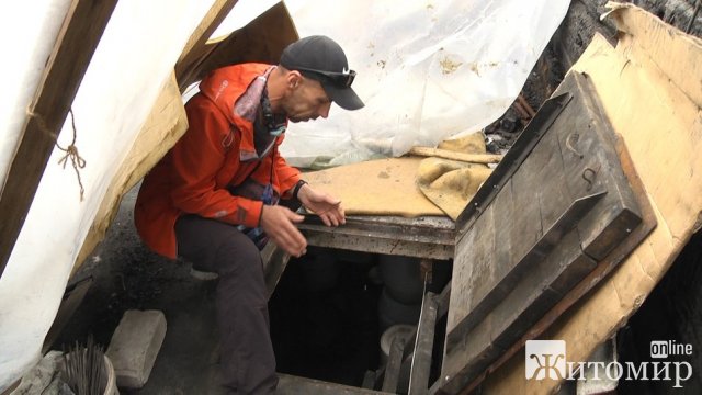 Рятувальник з Коростеня розповів, як голіруч розбирали завали палаючого гаража після бомбардування, де сиділи діти. ФОТО