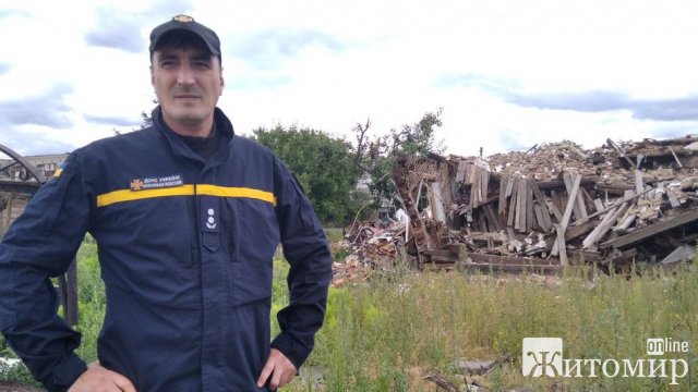 Рятувальник з Коростеня розповів, як голіруч розбирали завали палаючого гаража після бомбардування, де сиділи діти. ФОТО