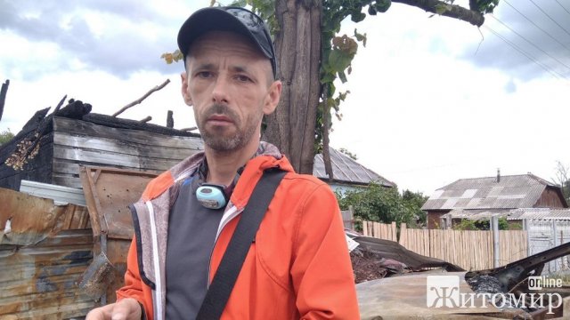 Рятувальник з Коростеня розповів, як голіруч розбирали завали палаючого гаража після бомбардування, де сиділи діти. ФОТО
