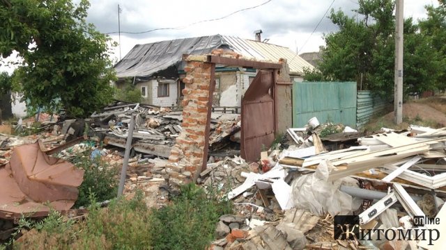 Рятувальник з Коростеня розповів, як голіруч розбирали завали палаючого гаража після бомбардування, де сиділи діти. ФОТО