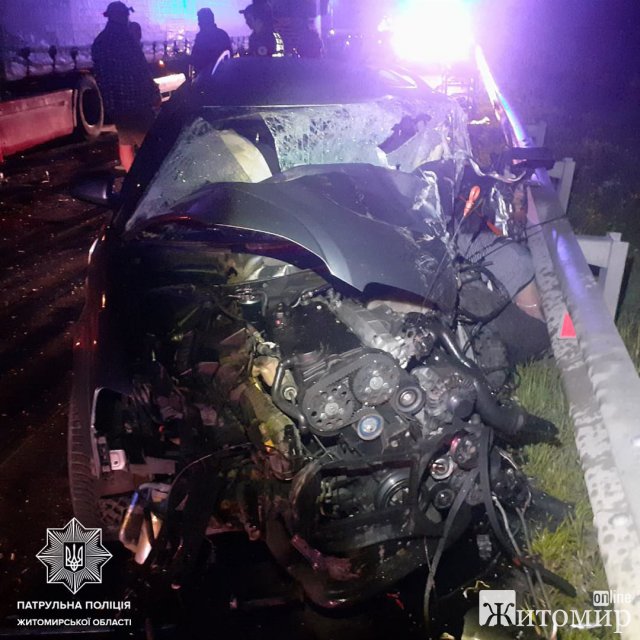 На трасі Київ-Чоп у Житомирській області Audi зіштовхнулась з вантажівкою, є потерпілі. ФОТО