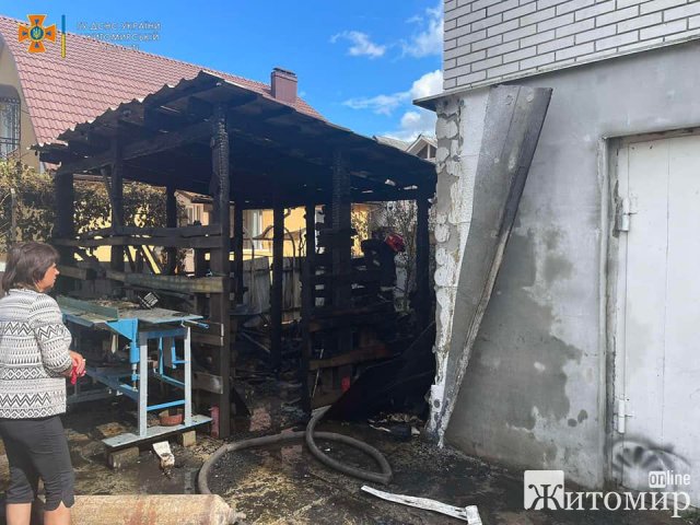 Минулої доби в Житомирі гасили дві пожежі у приватному секторі та балкон багатоповерхівки. ФОТО