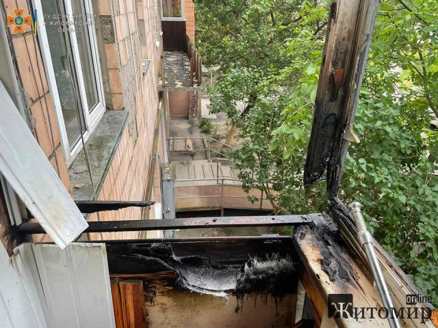 Минулої доби в Житомирі гасили дві пожежі у приватному секторі та балкон багатоповерхівки. ФОТО