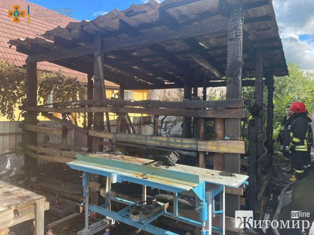 Минулої доби в Житомирі гасили дві пожежі у приватному секторі та балкон багатоповерхівки. ФОТО