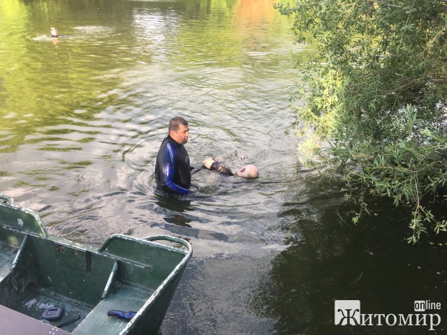 У Житомирському районі з річки рятувальники дістали тіло рибалки. ФОТО