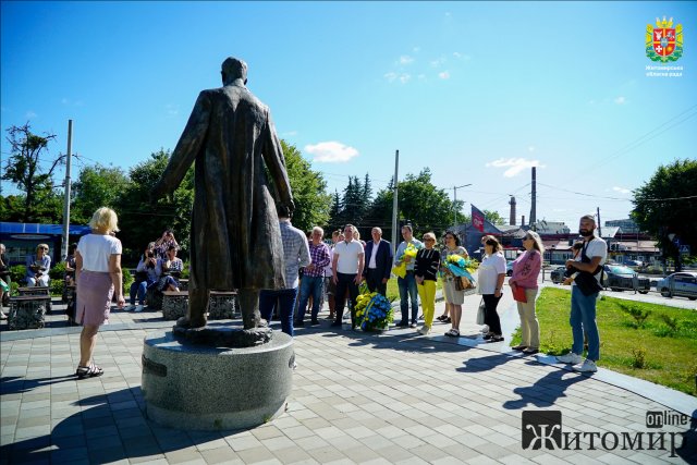 115-ту річницю від дня народження Олега Ольжича у Житомирі відзначили декламуванням віршів та покладанням квітів. ФОТО