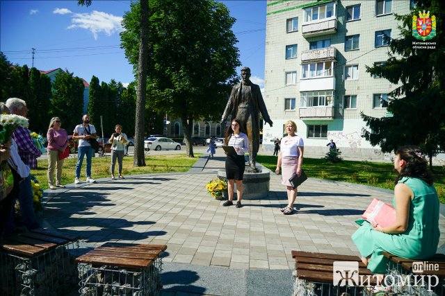 115-ту річницю від дня народження Олега Ольжича у Житомирі відзначили декламуванням віршів та покладанням квітів. ФОТО