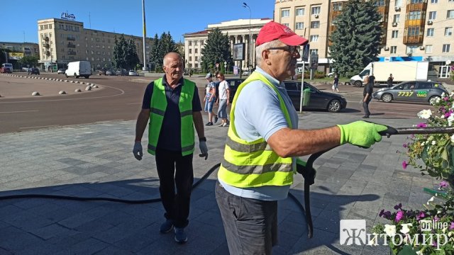 У Житомирі щодня на полив квітників та дерев витрачається до 14 тонн води. ФОТО