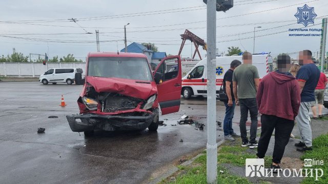 На перехресті в Житомирі зіштовхнулись легковик та бус, п