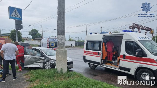 На перехресті в Житомирі зіштовхнулись легковик та бус, п