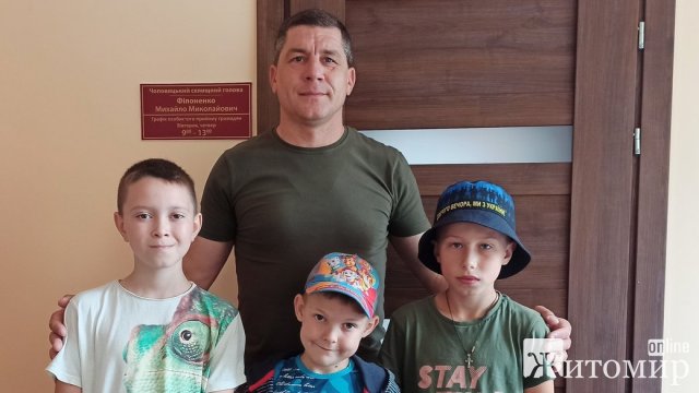 Діти з селища Житомирської області облаштували блокпост та збирають кошти для ЗСУ. ФОТО
