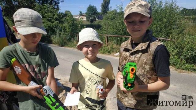 Діти з селища Житомирської області облаштували блокпост та збирають кошти для ЗСУ. ФОТО