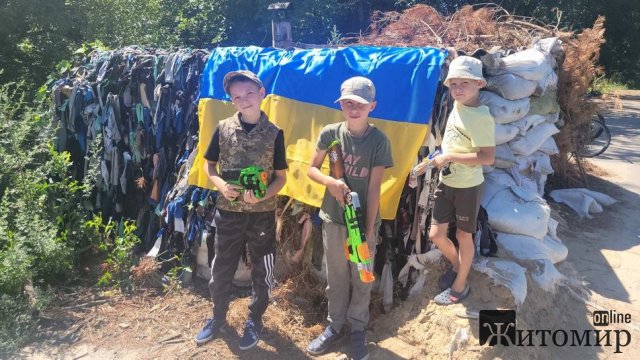 Діти з селища Житомирської області облаштували блокпост та збирають кошти для ЗСУ. ФОТО
