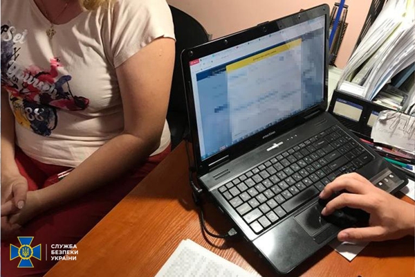 На Житомирщині кіберфахівці Служби безпеки України викрили чорних «оцінювачів» На Житомирщині кіберфахівці Служби безпеки України викрили чорних «оцінювачів»