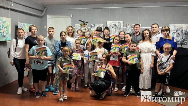 У Житомирі художниця Олена Славова відкрила персональну виставку робіт під назвою "Рушник". ФОТО