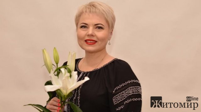 У Житомирі художниця Олена Славова відкрила персональну виставку робіт під назвою "Рушник". ФОТО