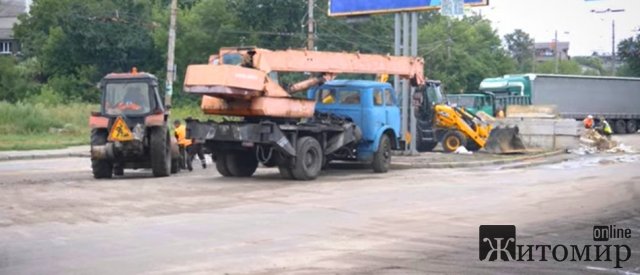 На Смолянському майдані в Житомирі розбирають блокпост. ФОТО