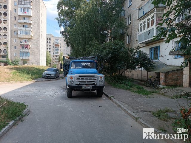 У Малині місцеві жителі прибирають у закинутих підвалах. ФОТО