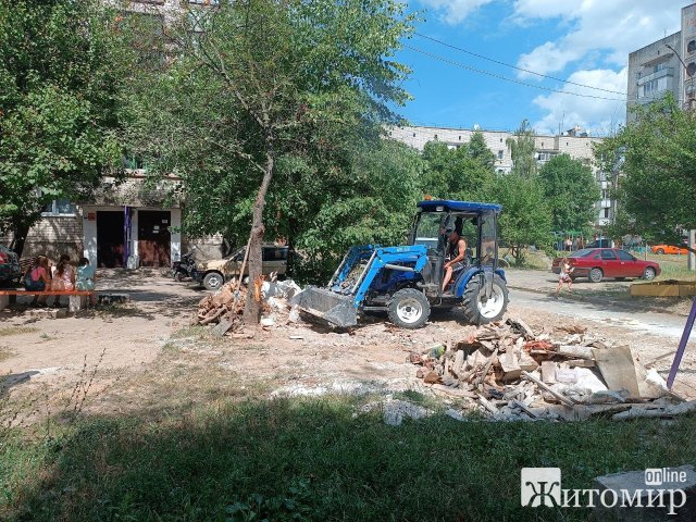 У Малині місцеві жителі прибирають у закинутих підвалах. ФОТО