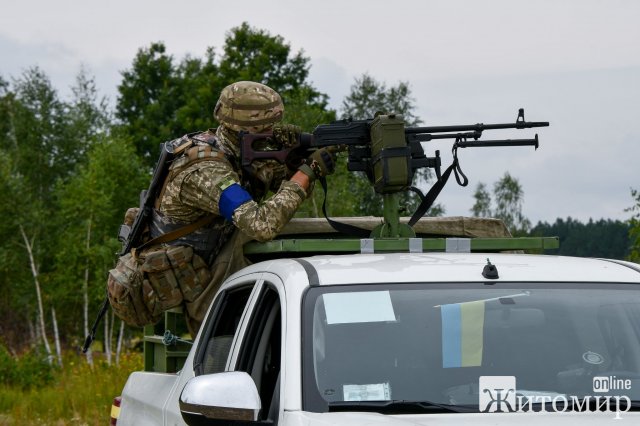 Заступник керівника Офісу президента подивився, як на Житомирщині укріплюють державний кордон між Україною та білоруссю. ФОТО