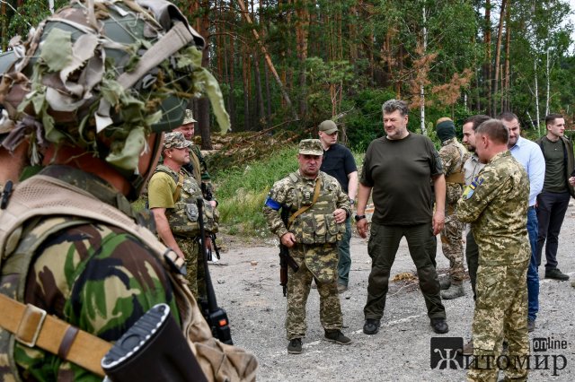 Заступник керівника Офісу президента подивився, як на Житомирщині укріплюють державний кордон між Україною та білоруссю. ФОТО