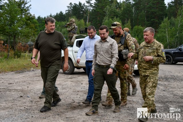 Заступник керівника Офісу президента подивився, як на Житомирщині укріплюють державний кордон між Україною та білоруссю. ФОТО