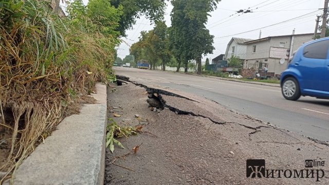 У Житомирі на Смолянській площі через зливи пошкоджений асфальт. ФОТО