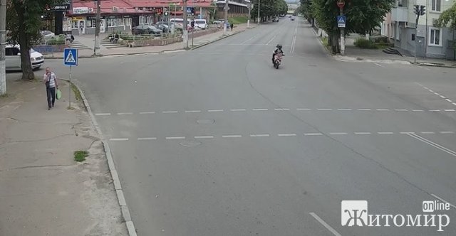 У Житомирі на вулиці Перемоги в ДТП за участі мотоцикла постраждали пасажир та водій. ФОТО