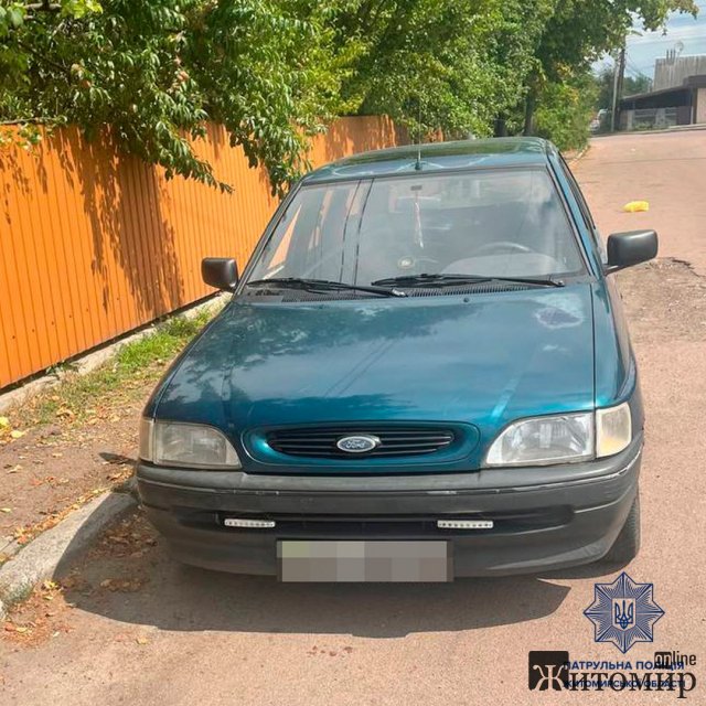 У Житомирі поки чоловік ходив до магазину у нього викрали авто: патрульні наздогнали та затримали злодіїв. ФОТО