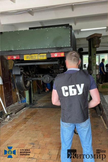 У Житомирі СБУ викрила масштабну схему продажу автомобілів, які ввозили в Україну під виглядом гумдопомоги. ФОТО