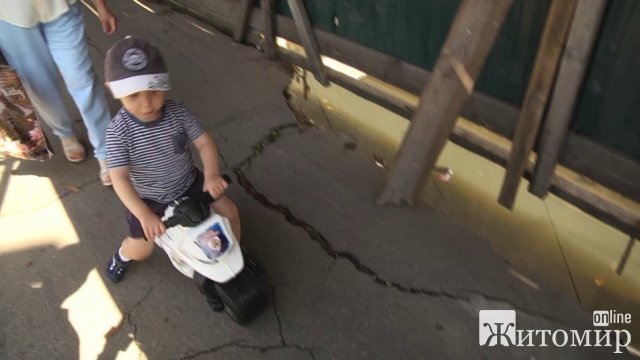 На вулиці Покровській в Житомирі на тротуарі утворилось провалля до 90 сантиметрів. ФОТО