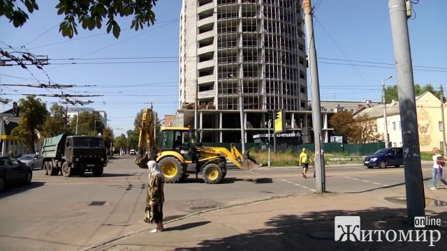 На вулиці Покровській в Житомирі на тротуарі утворилось провалля до 90 сантиметрів. ФОТО