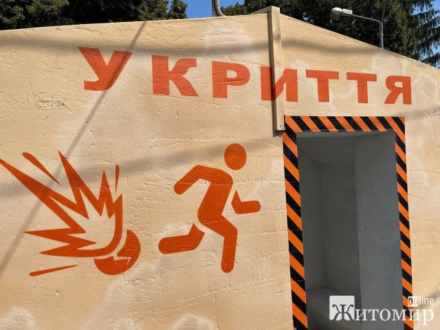 У Харкові відкрили першу автобусну зупинку-укриття
