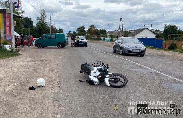 У Коростені бус зіштовхнувся з мотоциклом: водія двоколісника ушпиталили. ФОТО