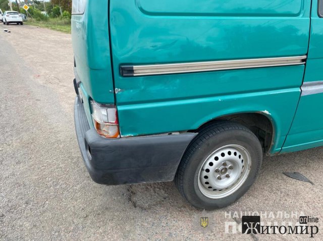 У Коростені бус зіштовхнувся з мотоциклом: водія двоколісника ушпиталили. ФОТО