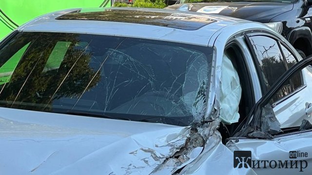 ДТП на Театральній у Житомирі: в двох автівок відлетіли колеса. ФОТО