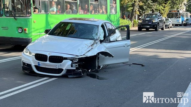 ДТП на Театральній у Житомирі: в двох автівок відлетіли колеса. ФОТО