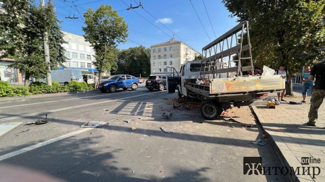 ДТП на Театральній у Житомирі: в двох автівок відлетіли колеса. ФОТО