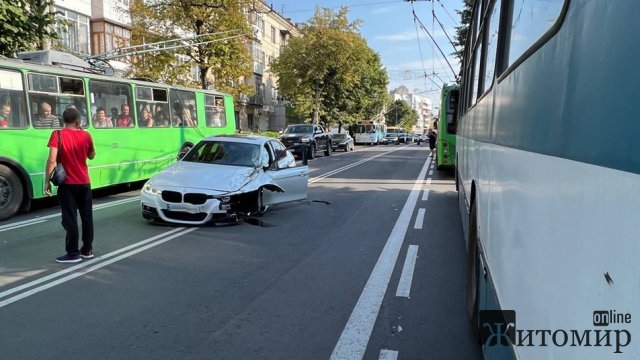 ДТП на Театральній у Житомирі: в двох автівок відлетіли колеса. ФОТО