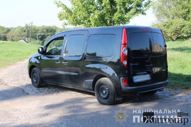 У Житомирській області поліцейські вилучили з Renault безакцизний алкоголь і цигарки. ФОТО